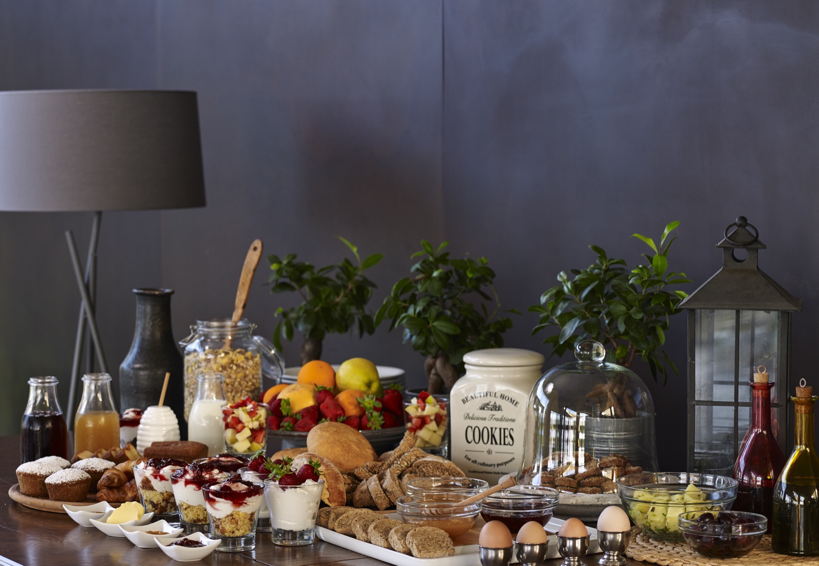 Colazione — pane, frutta, succhi, pasticceria, uova