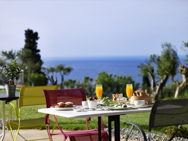 Breakfast on the terrace with sea view
